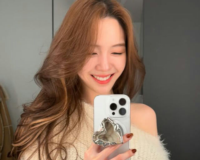 minah excavator licensewoman-selfie-smiling-phone.