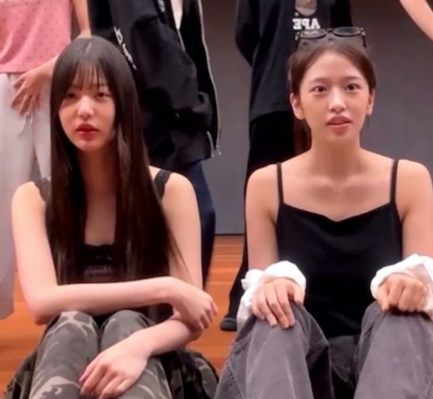 jang wonyoung an yujin bare facetwo-women-blacktops-sitting-outdoors.