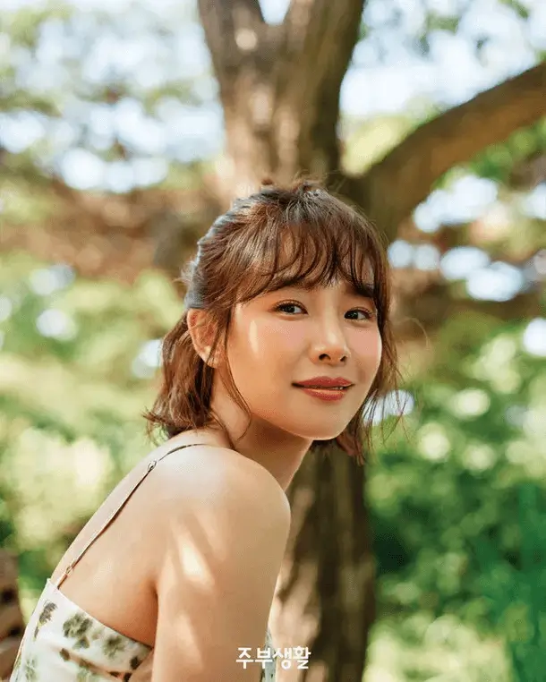 jo yoon-hee daughter prioritywoman-outdoors-portrait-smiling.