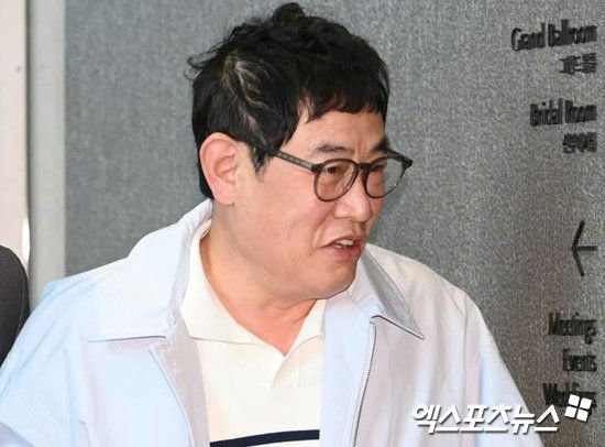 Lee Kyung-kyu driving medicationMan-Glasses-PoloShirt-Asian.