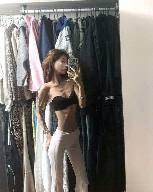 choi jun-hee weight lossselfie-mirror-wardrobe-woman.
