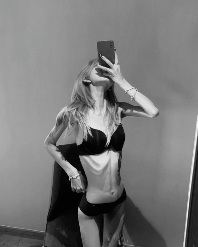 choi jun-hee weight lossblackandwhite-phone-lingerie-skinny.