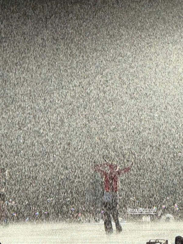g-dragon vietnam concert 2025Rain-People-ArmsUp-Performance.