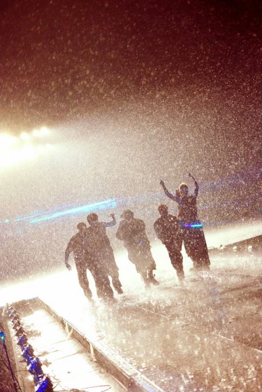g-dragon vietnam concert 2025rain-figures-stage-lights.