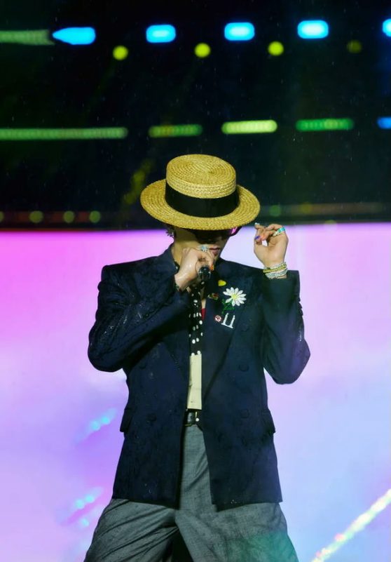 g-dragon vietnam concert 2025singer-performance-hat-stylish.