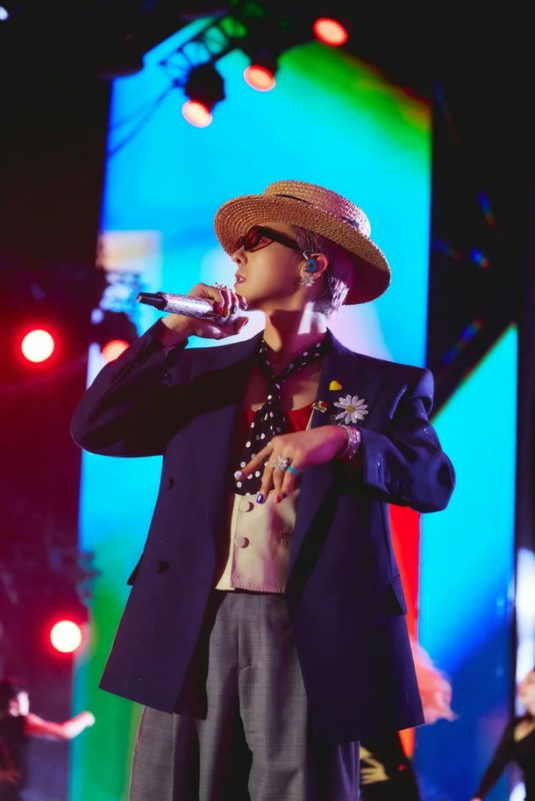 g-dragon vietnam concert 2025Singer-Microphone-Hat-Suit.