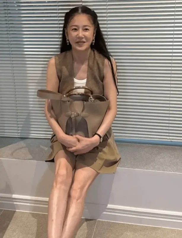 go hyun-jung timeless beauty and long legswoman-sitting-handbag-sleeveless.