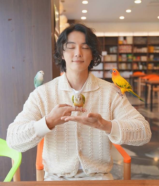 yoon shi-yoon jeon so-min hymn of deathman-birds-indoors-calm.