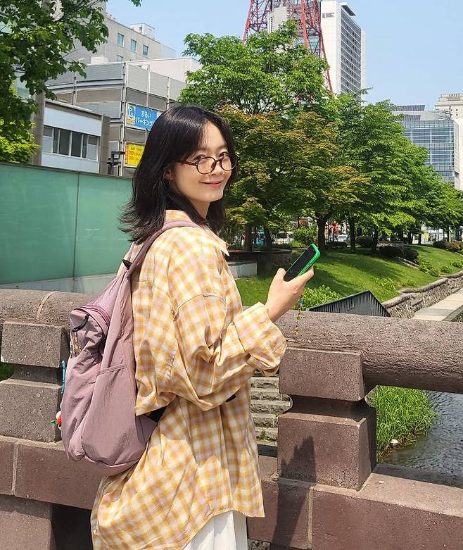 yoon shi-yoon jeon so-min hymn of deathwoman-plaidShirt-backpack-urbanLandscape.
