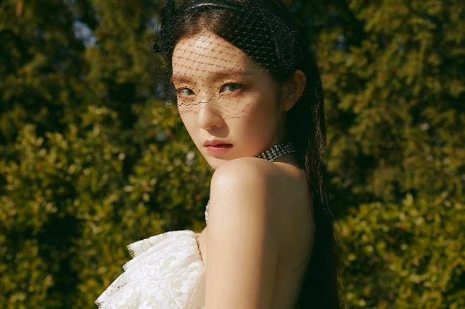 red velvet irene risewoman-veil-necklace-lace.