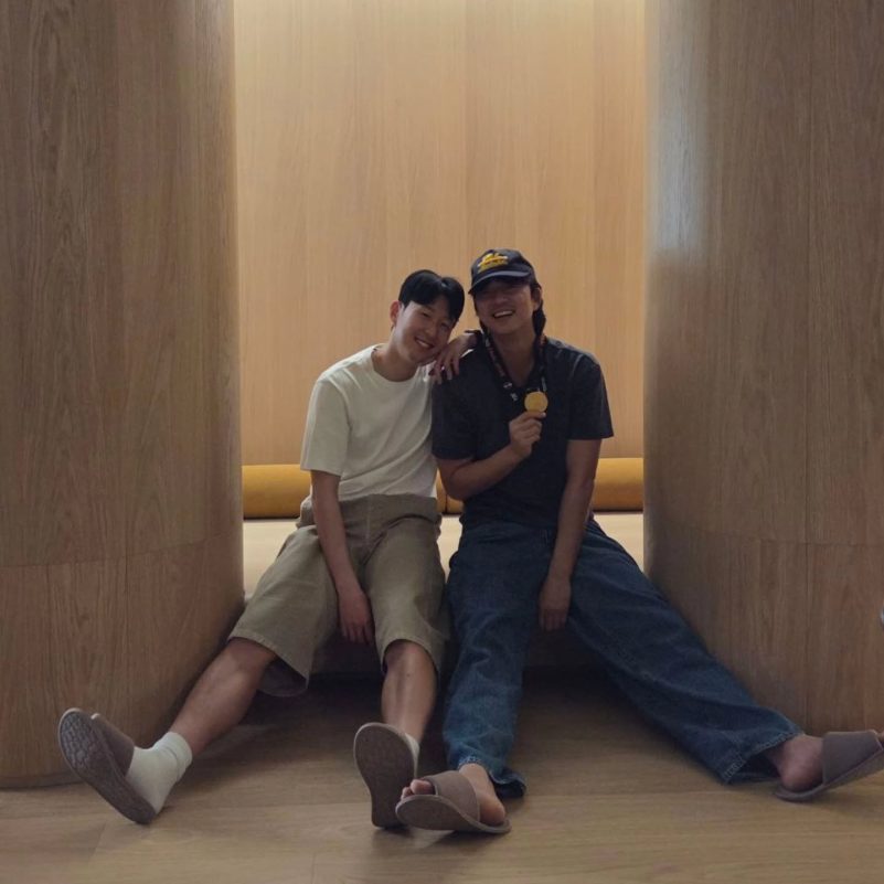 gong yoo son heung-min friendshipTwoPeople-CasualWear-WoodPanel-GoldMedal.