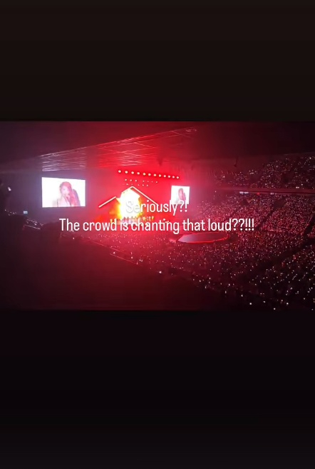 bang si-hyuk le sserafim japan tourconcert-crowd-stage-lights.