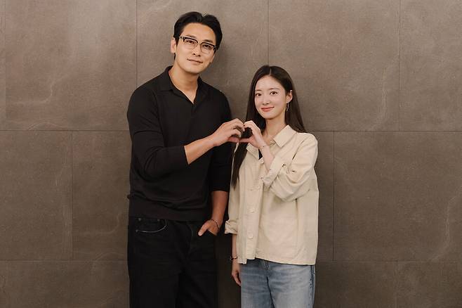 the remarried empress live-actioncouple-heartshape-casual-portrait.