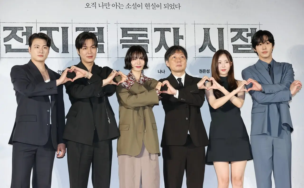 kim byung-woo jisoo casting controversygroup-suits-heartgesture-korean-event.
