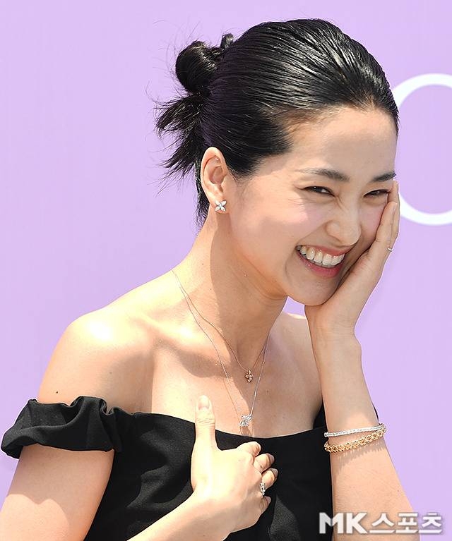 hyeri kim tae-ri summer beautyWoman-Smiling-Jewelry-Bun.