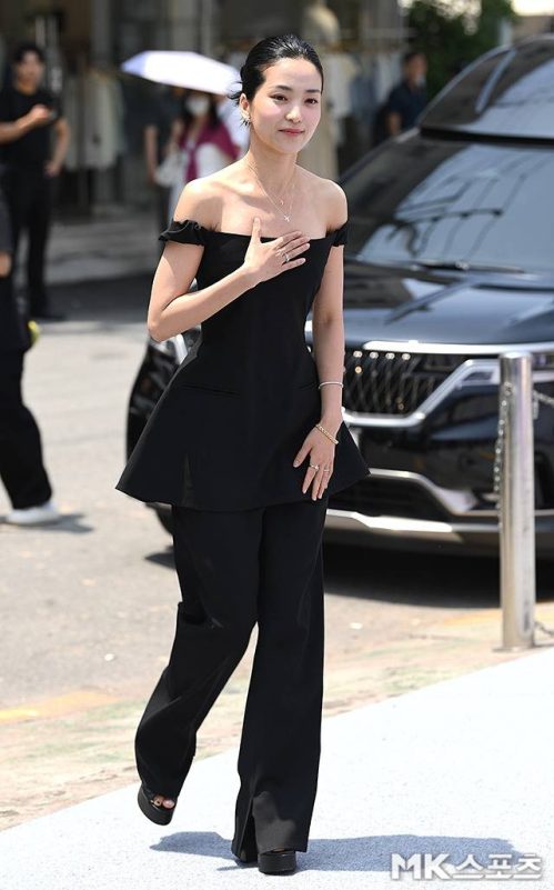 hyeri kim tae-ri summer beautywoman-blackclothing-jewelry-vehicle.