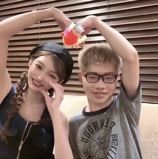 joo haknyeon controversy asuka kiraraTwoPeople-HeartShape-Smiling-Eyeglasses.