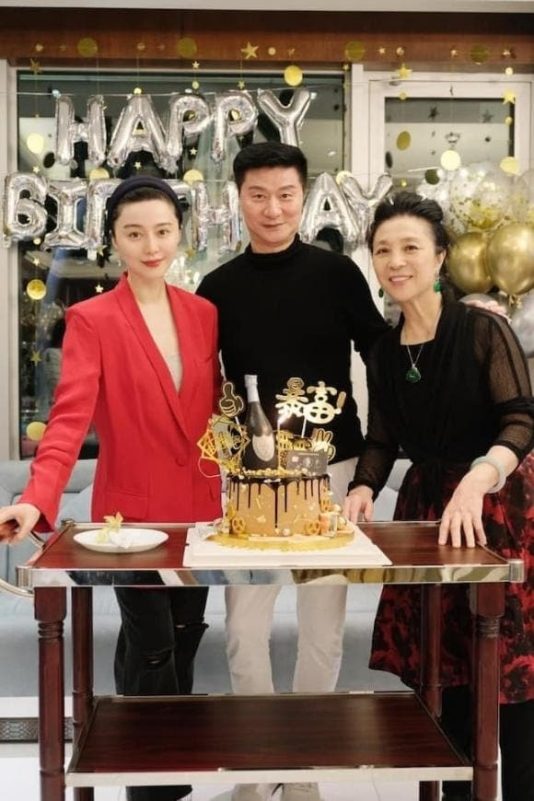 Fans Shocked by Fan Bingbing’s Father’s Youthful Looks at 73 1