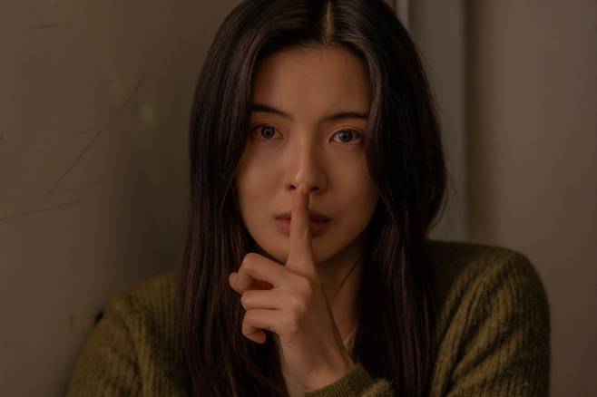 lee sun-bin noise moviewoman-silence-shhh-sweater.
