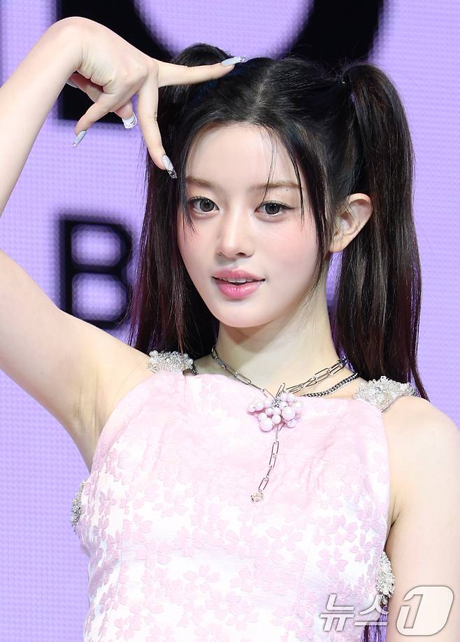 illit minju vocal practicewoman-ponytails-pinkDress-necklace.