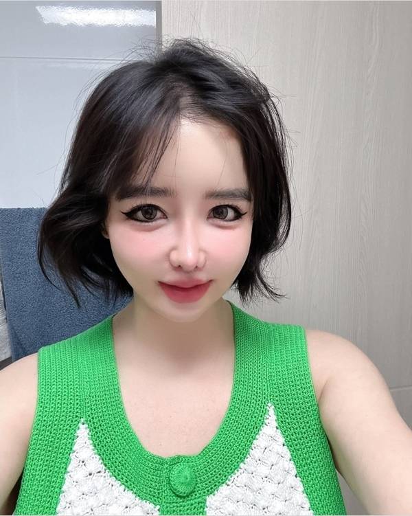 park bom selfies emotional reactionportrait-woman-green-crochet.