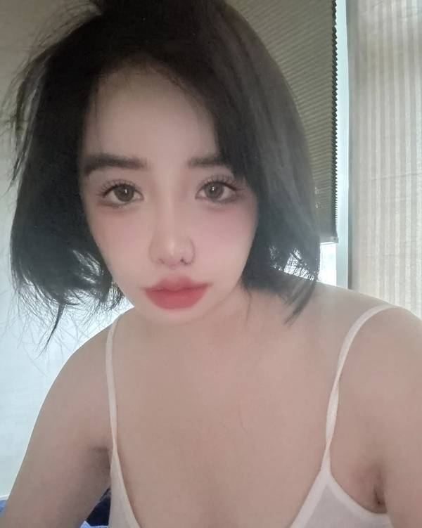 park bom selfies emotional reactionportrait-woman-tanktop-blackhair.