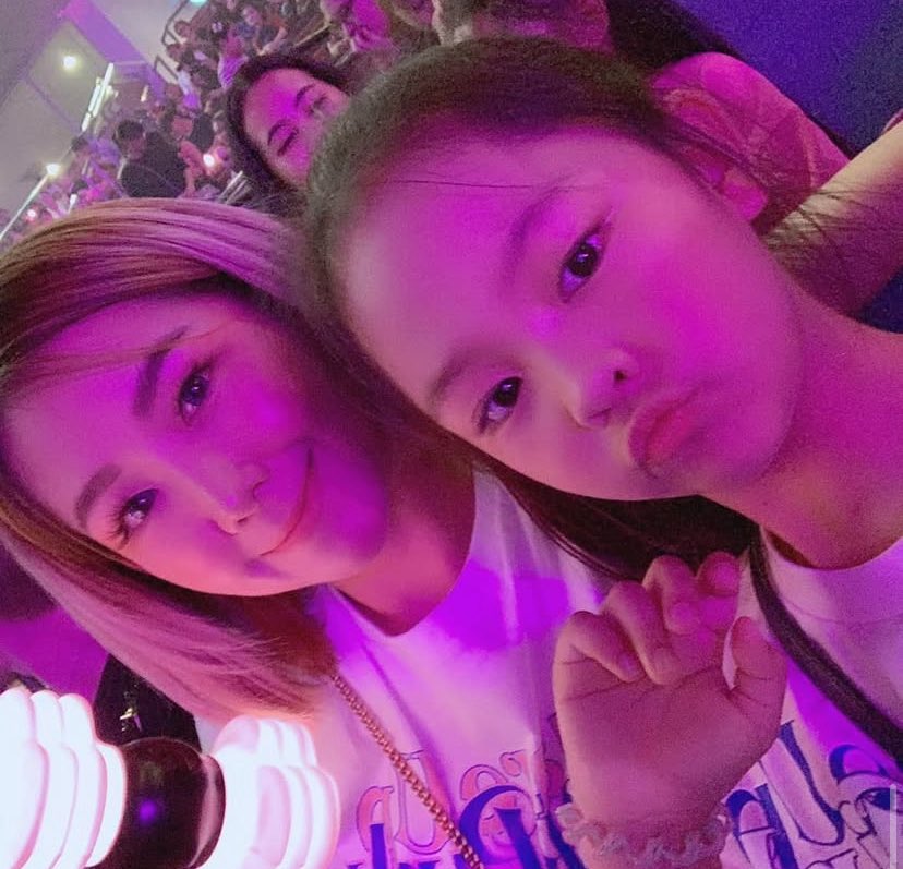 chanya yg next monsterselfie-pinklight-concert-family.