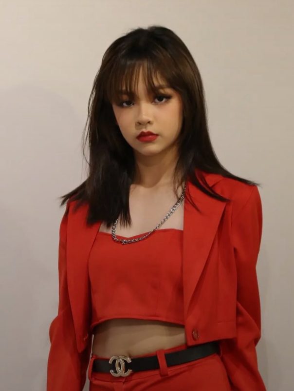 chanya yg next monsterwoman-redsuit-bangs-necklace.