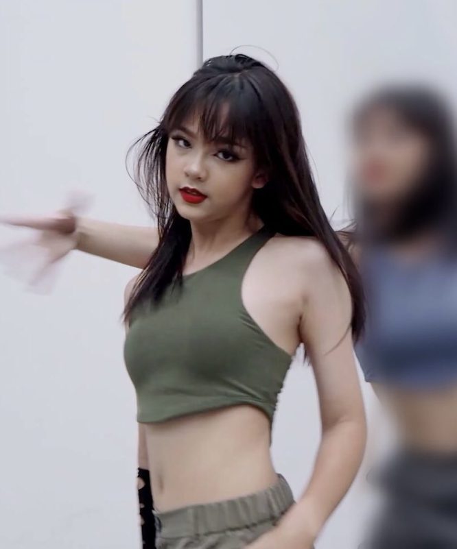 chanya yg next monsterwoman-cropTop-bangs-dancing.