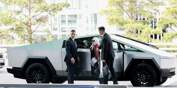 g-dragon net worthCybertruck-VIP-Security-Arrival.