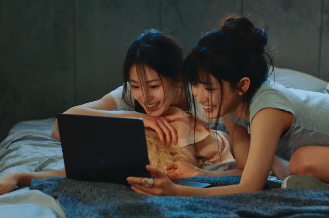 baby dont cry visualslaptop-girls-bed-smiling.