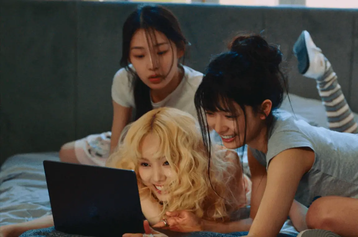 baby dont cry visualsthreegirls-laptop-bed-smiling.