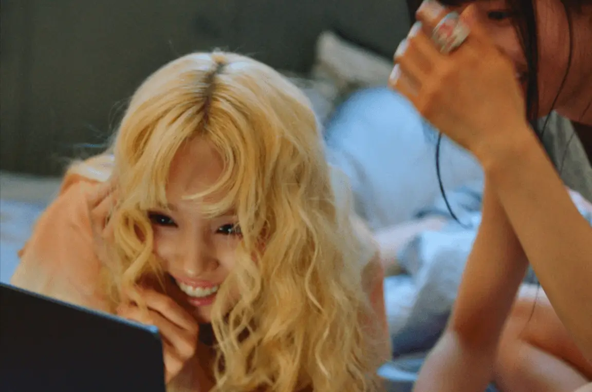 baby dont cry visualssmiling-curlyHair-laptop-friends.
