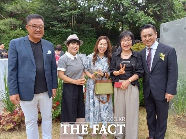 lee kwang ki daughter weddinggroup-outdoors-formalwear-smiles-asian.