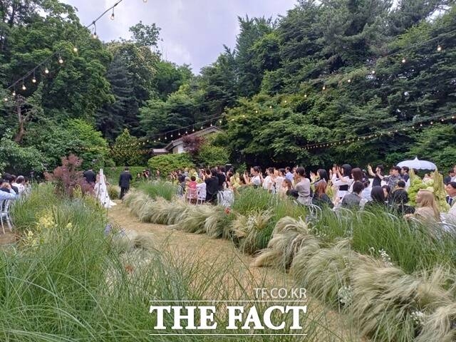 lee kwang ki daughter weddingoutdoor-wedding-guests-greenery-celebration.