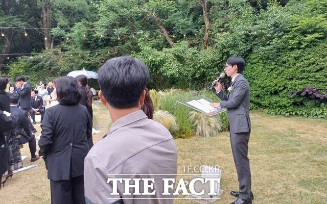 lee kwang ki daughter weddingwedding-outdoors-speech-guests.