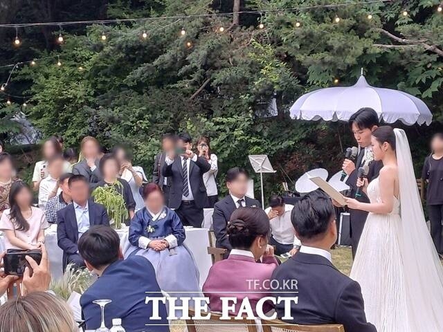 lee kwang ki daughter weddingoutdoor-wedding-bride-groom-guests.