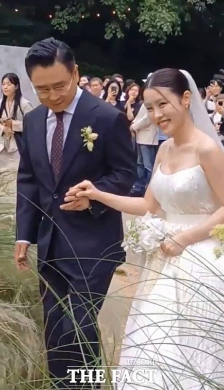 lee kwang ki daughter weddingwedding-bride-groom-outdoors.