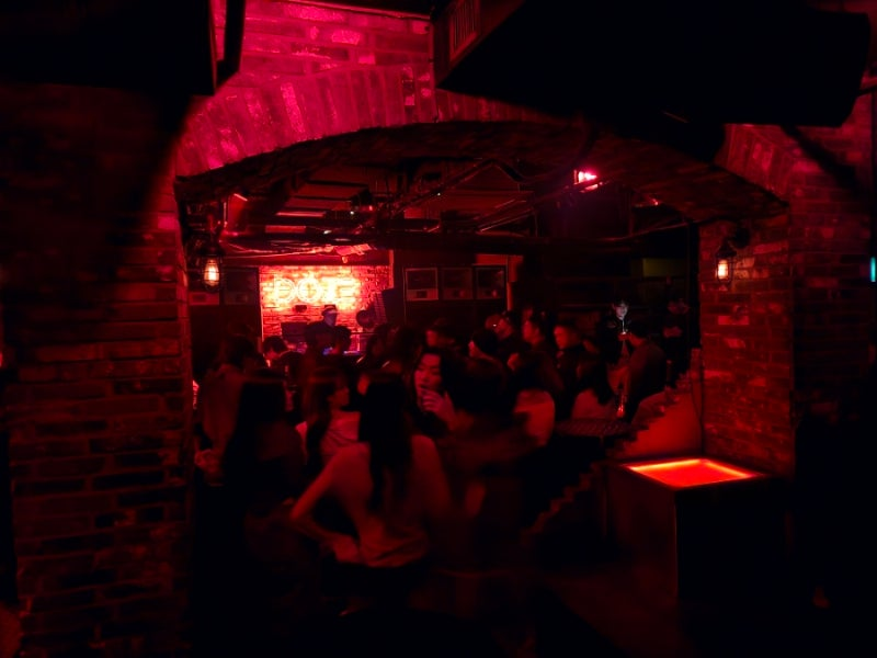 lee sang-won clubbing controversynightclub-redlighting-brick-crowd.