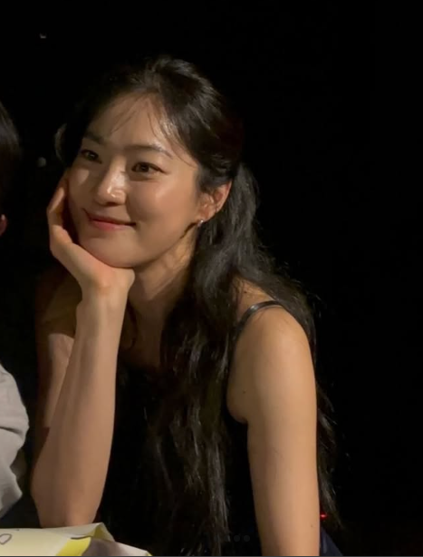 ok ja‑yeon seoul national dropout for actingwoman-smiling-darkhair-handonface.