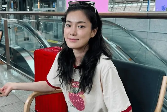 ok ja‑yeon seoul national dropout for actingAirport-Woman-Sunglasses-Escalator.