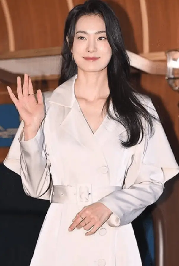 ok ja‑yeon seoul national dropout for actingwoman-waving-coat-blackhair.