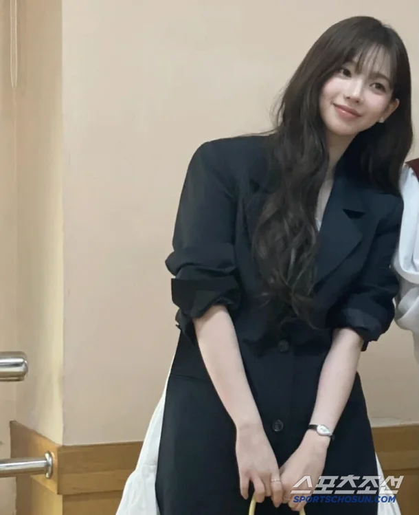 karina sister wedding outfitwoman-blacksuit-bangs-smiling.