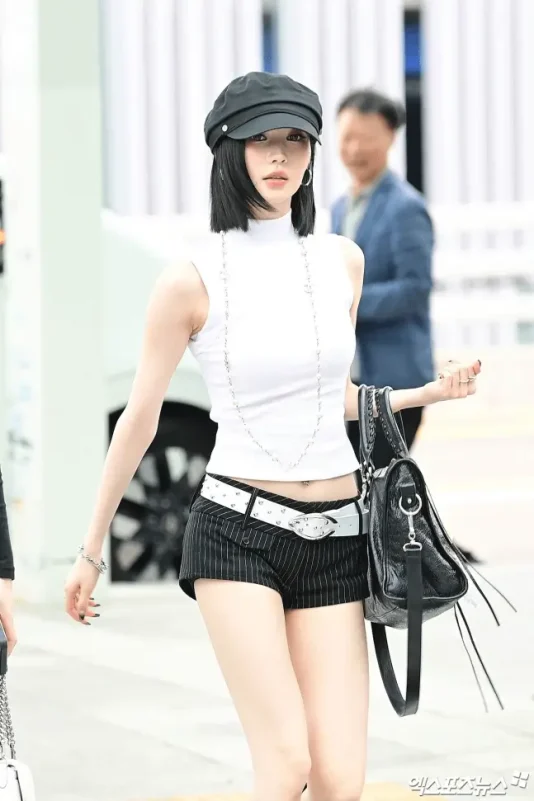 babymonster asa nana airport fashionfashion-portrait-woman-outdoor.