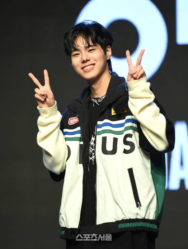 82major hwang seong-bin apologyman-peace-jacket-smile.