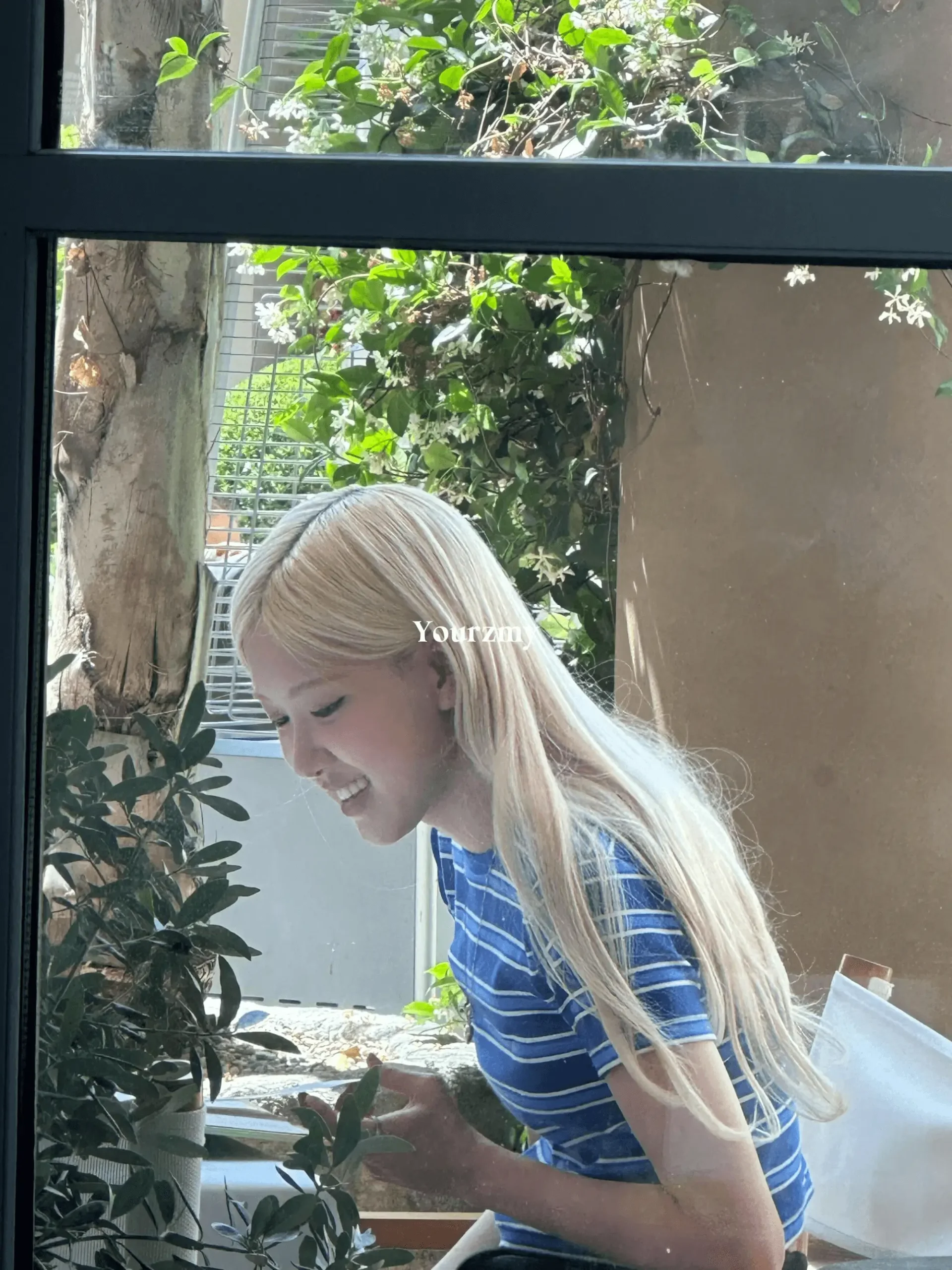 rosé coffee photos criticismWoman-BlondeHair-Smiling-Plants.