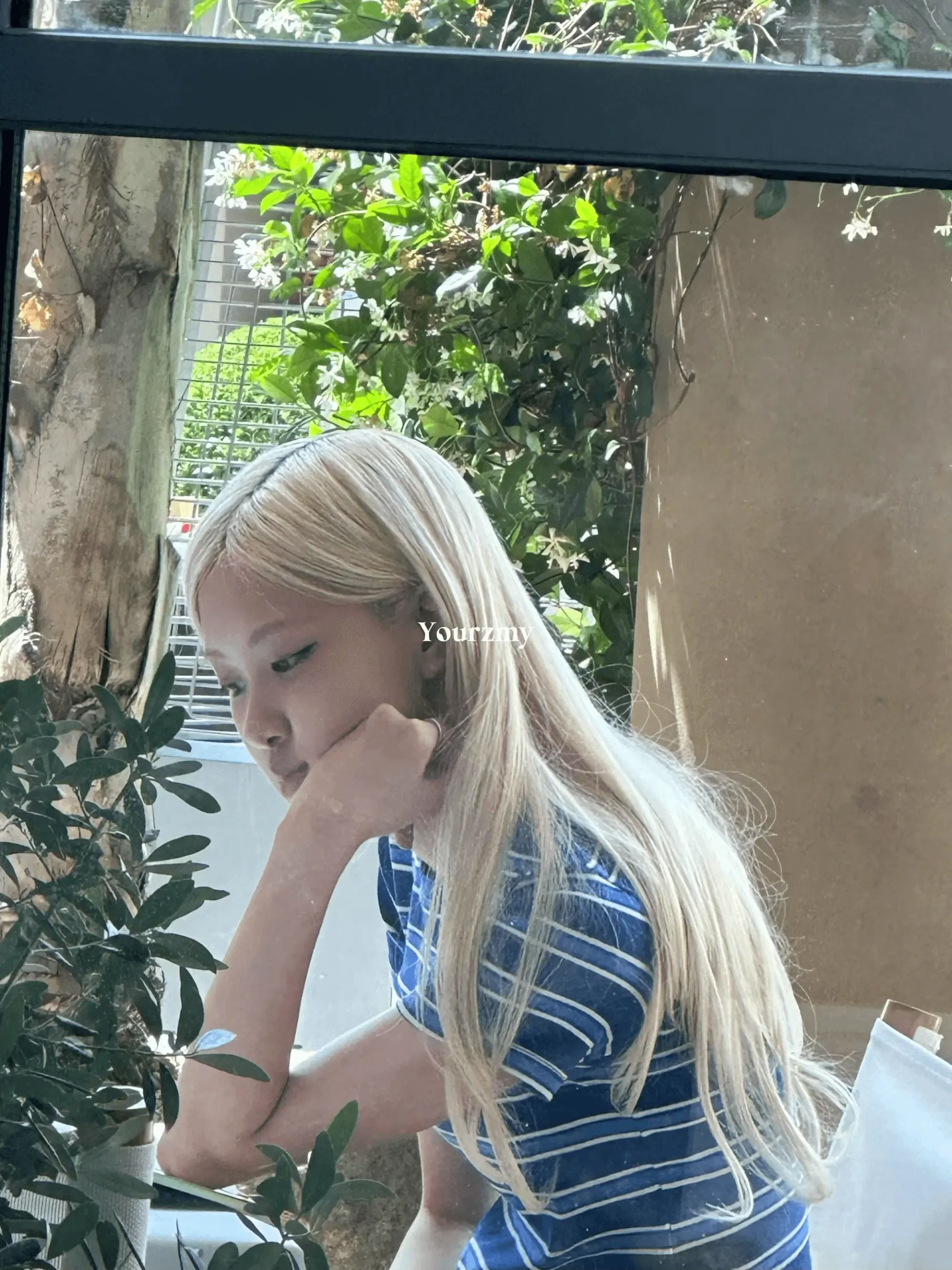 rosé coffee photos criticismwoman-blonde-striped-window.