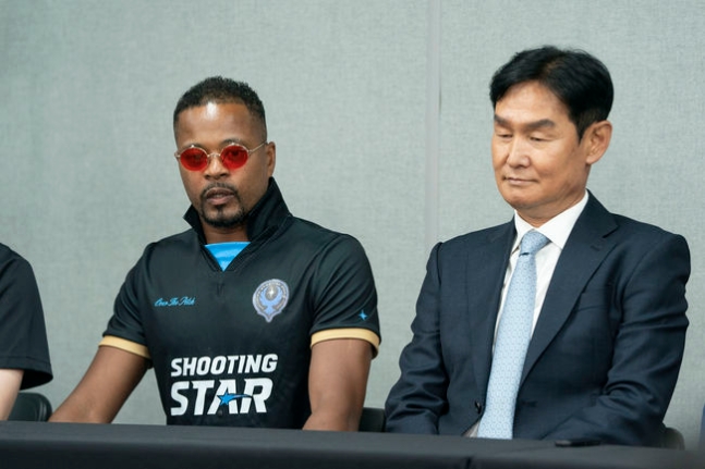 patrice evra park ji-sung shooting starstwoPeople-pressConference-suits-sunglasses.