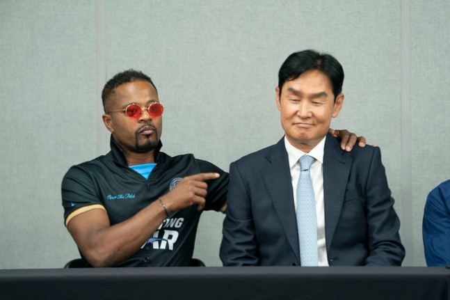 patrice evra park ji-sung shooting starssunglasses-pointing-suit-businessman.
