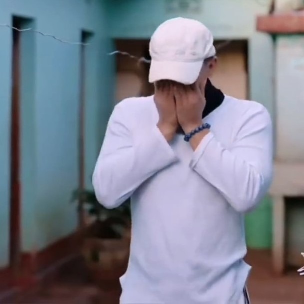 huang zitao xu yiyang reality showman-covering-face-white-cap-bracelet.